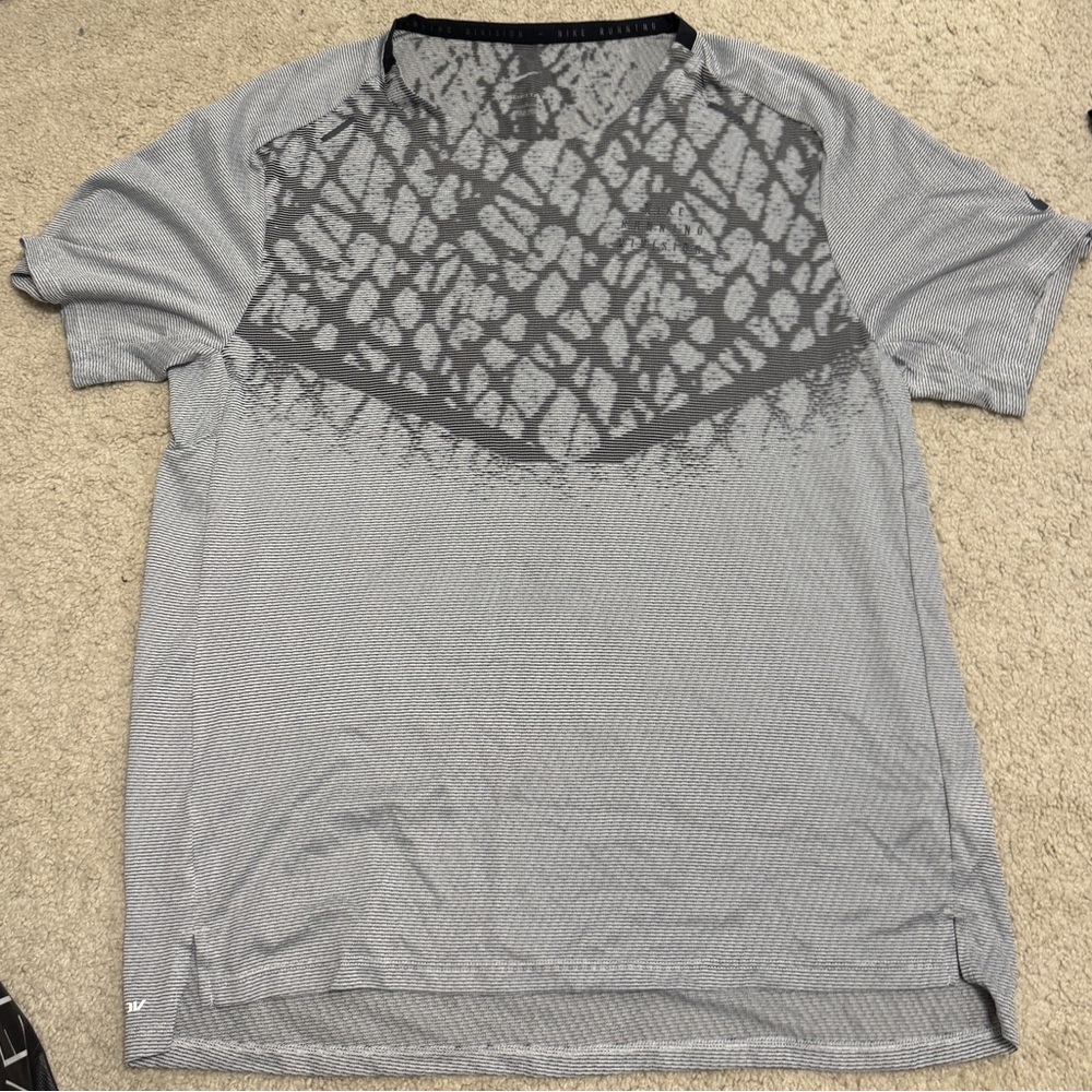 Nike Men's Short Sleeve Performance Tee in Light Gray with Dark Gray Chest Print